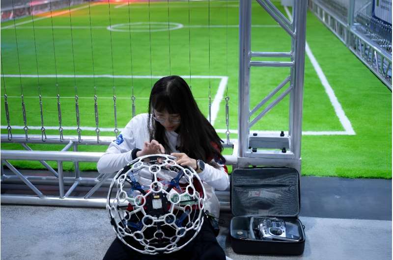 Istirahat dibangun dalam pertandingan sepak bola drone sehingga pemain dapat melakukan perbaikan yang diperlukan