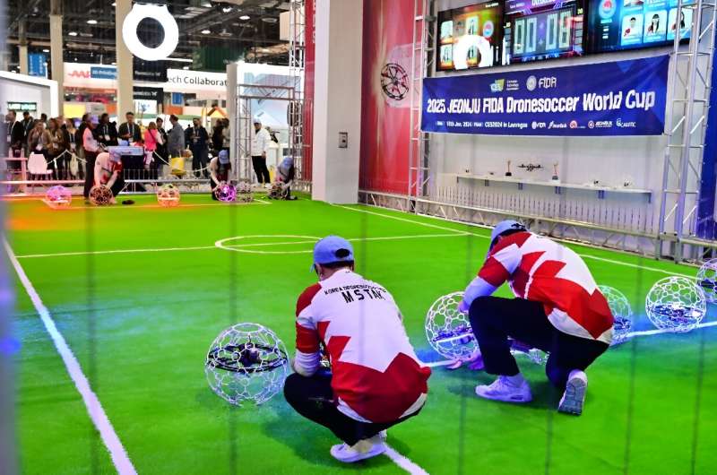 Pesaing menempatkan drone mereka pada posisi untuk drone football, permainan yang pertama kali ditemukan pada tahun 2016 oleh seorang insinyur Korea Selatan